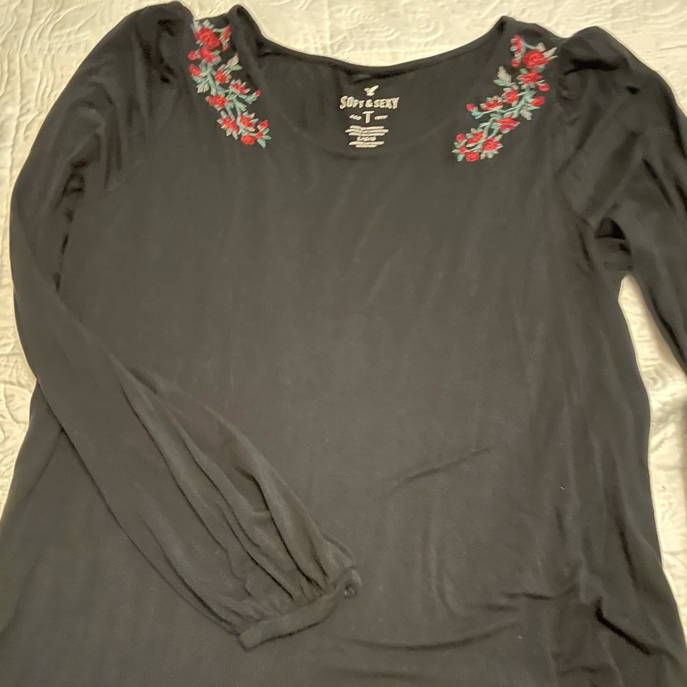 American Eagle embroidered rose t-short